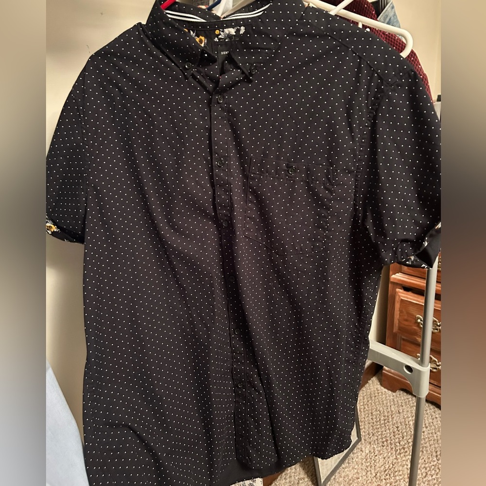 Men’s XL short sleeve button up. Denim & flower